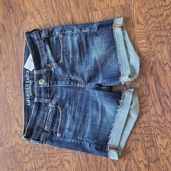 American Eagle Outfitter. Jean shorts. Size 4. MIDI - Picture 1 of 16
